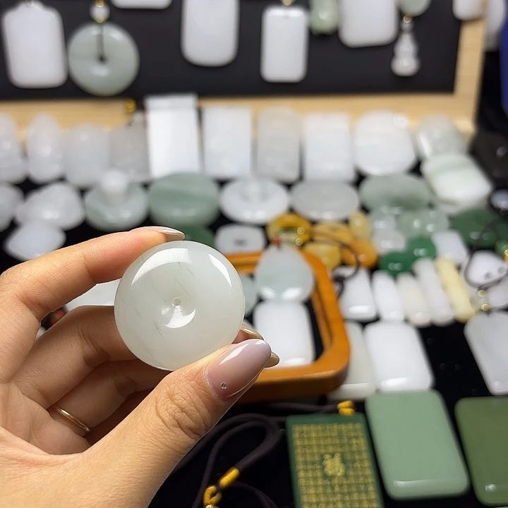 石英质玉未镶嵌颈饰在**丶