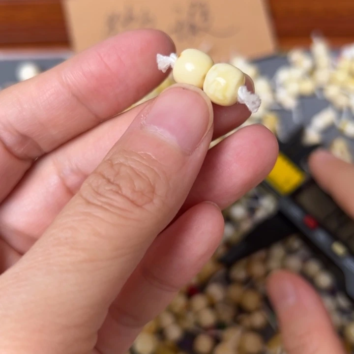 蜜蜡未镶嵌裸石8.4mm一对