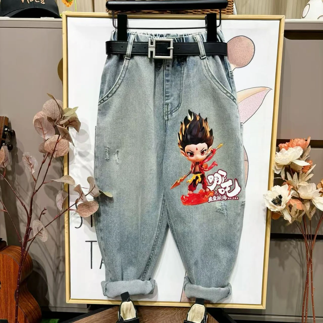 哪吒网红儿童牛仔裤春秋款2025新款破洞洋气休闲裤男童春装长裤潮