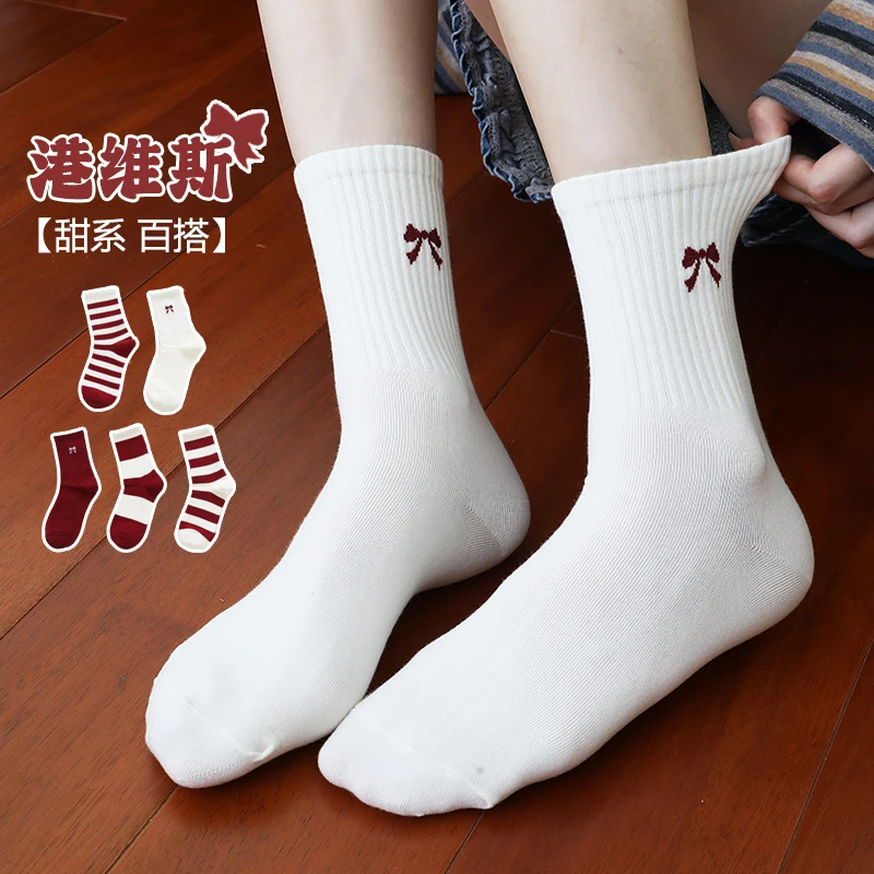 港维斯秋季上新温柔韩妹穿搭 红色复古条纹的设计感 学院风少女袜