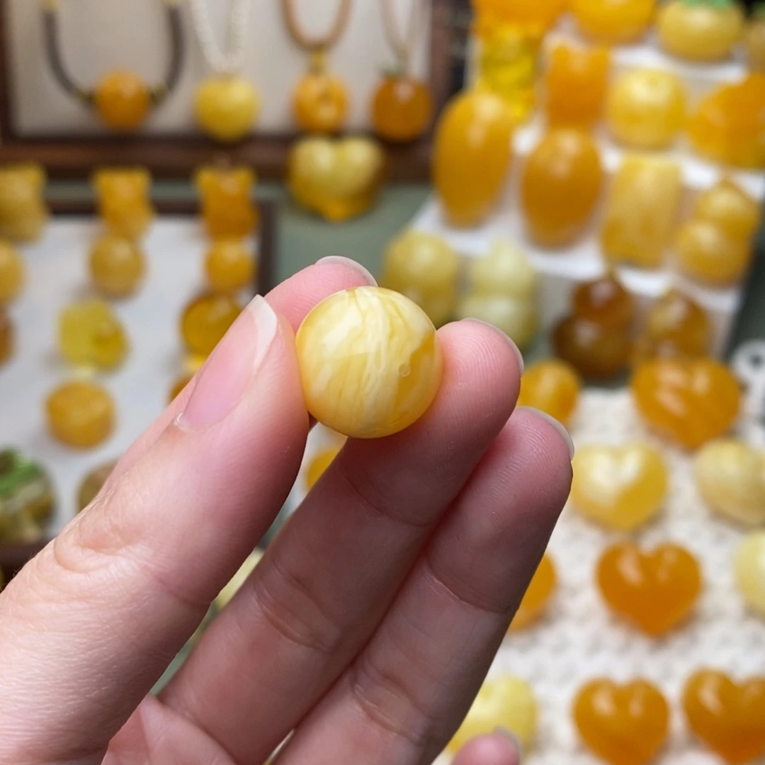 燕***9琥珀未镶嵌颈饰圆珠