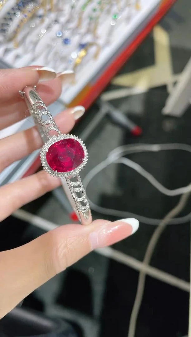 18K金镶嵌天然碧玺手镯