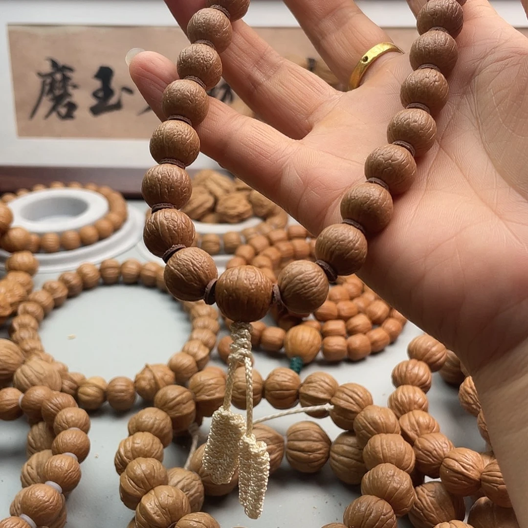 核桃*️****老树猴头手持金蝉子