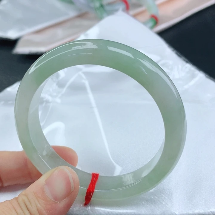 翡翠手镯未镶嵌懒**?56+果绿翡翠手镯