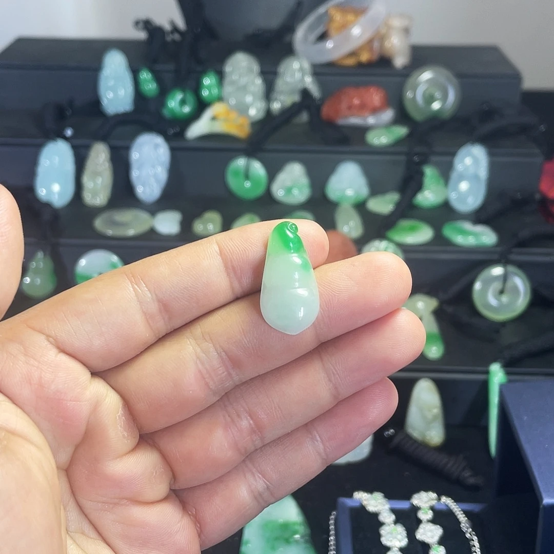 翡翠未镶嵌颈饰翡翠福豆