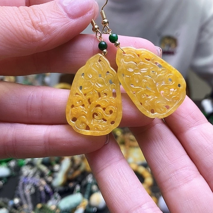 翡翠未镶嵌颈饰一对