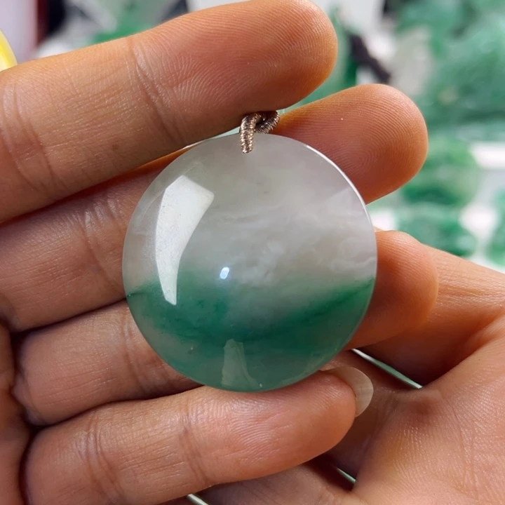 颈饰未镶嵌石英质玉