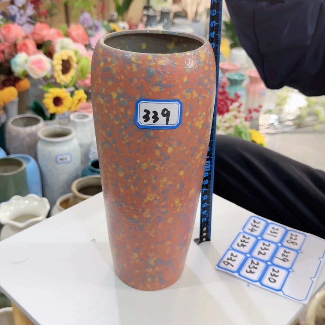 339号陶瓷高25厘米微瑕一个