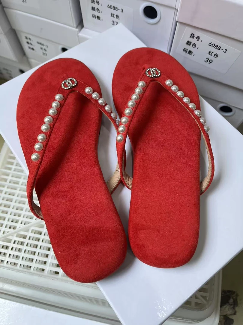 欧洲站2025夏季新款红色珍珠人字拖鞋女外穿平底沙滩海边休闲凉拖