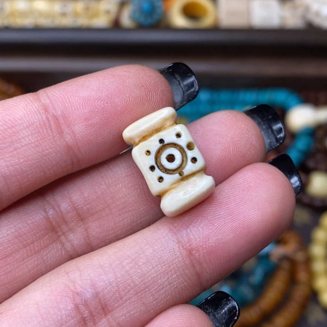 藏传文玩高白背云