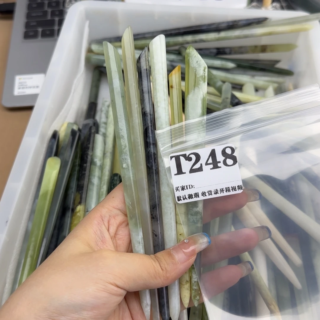 阿***一蛇纹石玉合金发饰