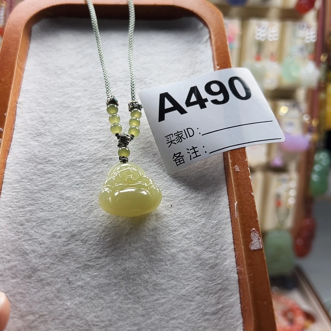 孙***。石英质玉合金颈饰