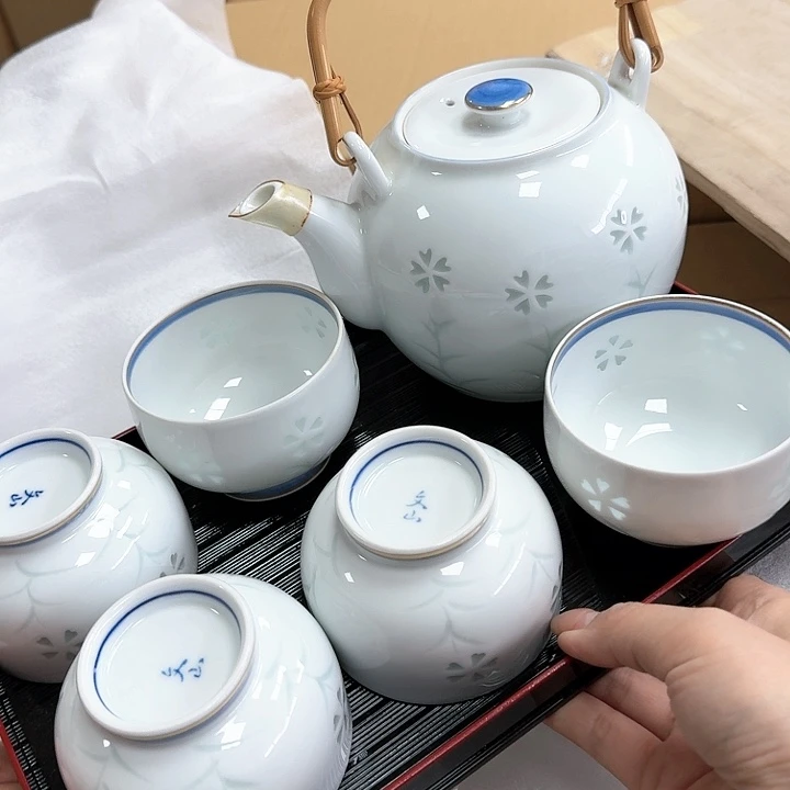 v*瓷器。 瓷器。