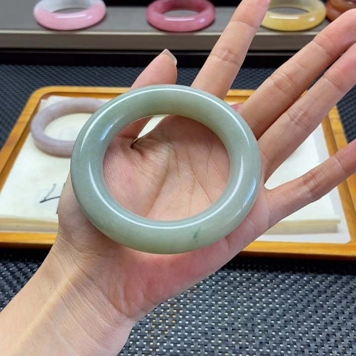 未镶嵌手镯石英岩玉