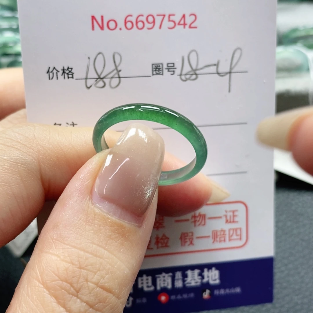 翡翠戒指未镶嵌?**?天然
