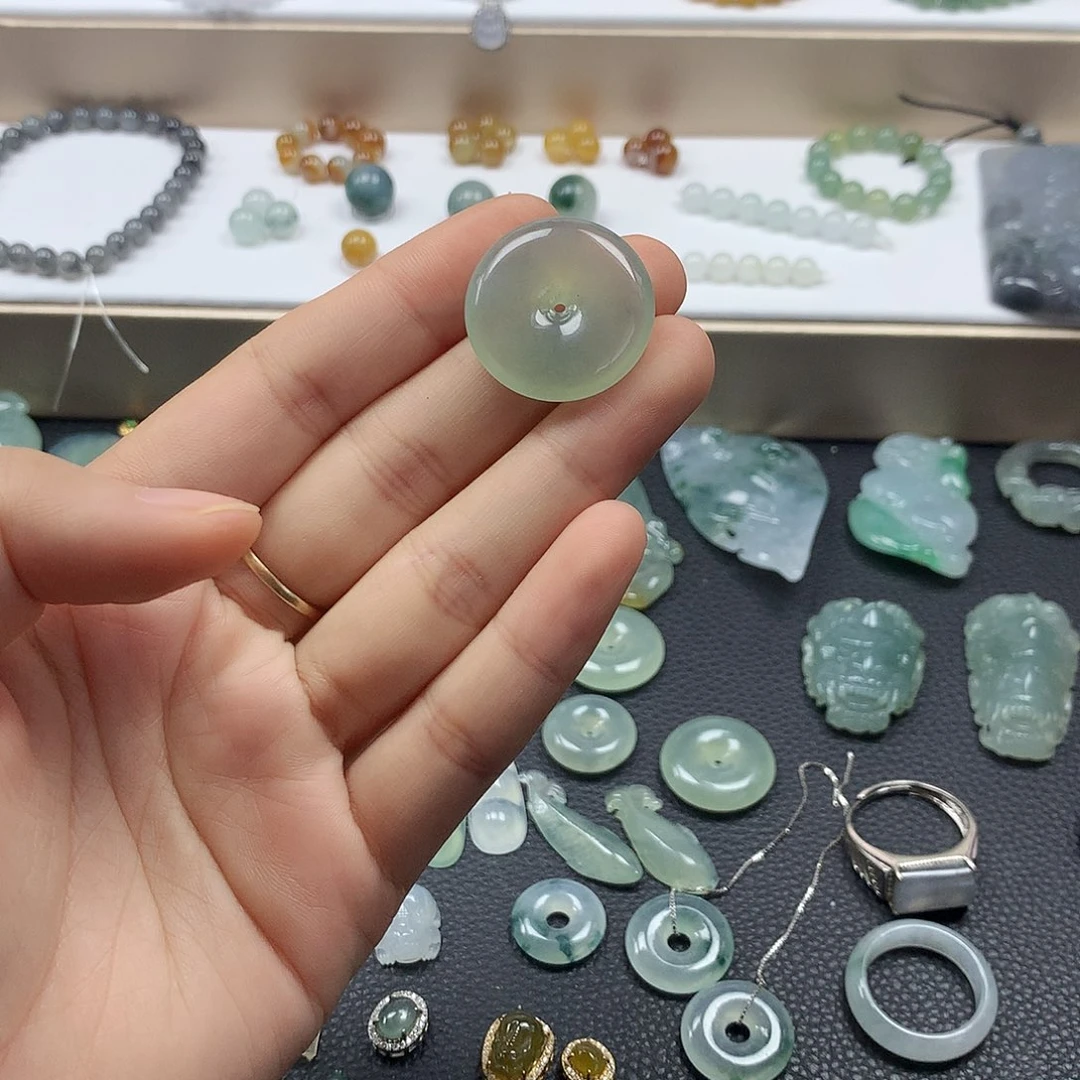 翡翠未镶嵌颈饰平安扣