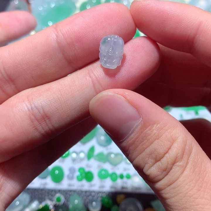 翡翠未镶嵌颈饰貔貅