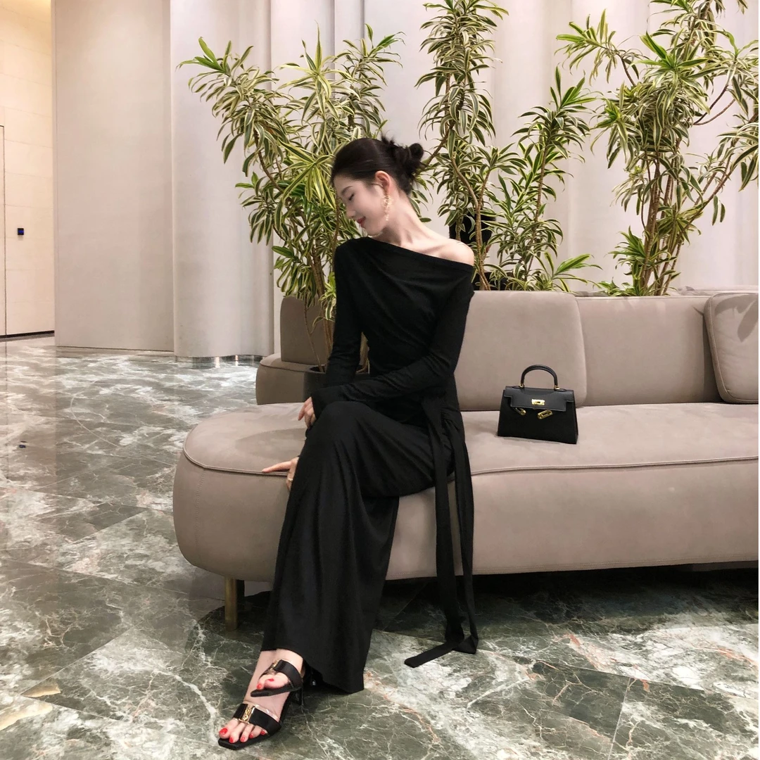 气质御姐斜肩秋季显瘦连衣裙长袖法式设计感小众收腰显白女装长裙