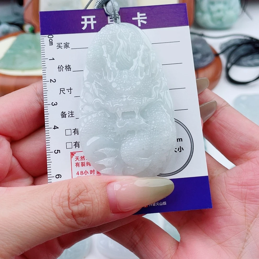 翡翠未镶嵌颈饰龙牌