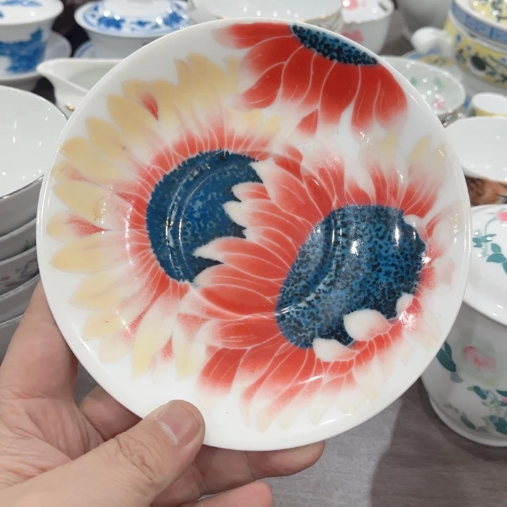 壶那**候釉下五彩的瓷器和瓷器