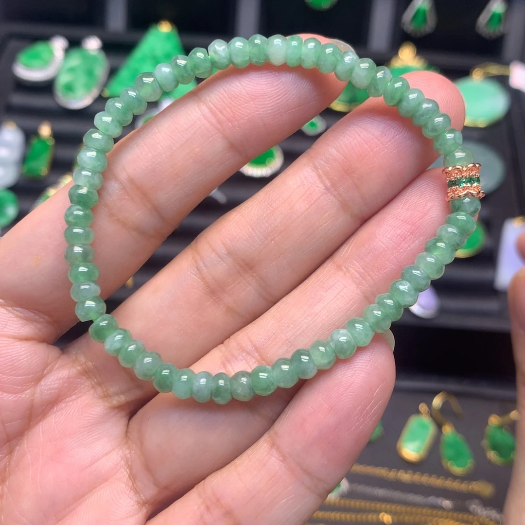 翡翠未镶嵌颈饰有纹