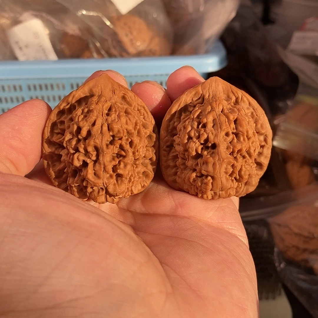 1文玩核桃麒麟纹40-509