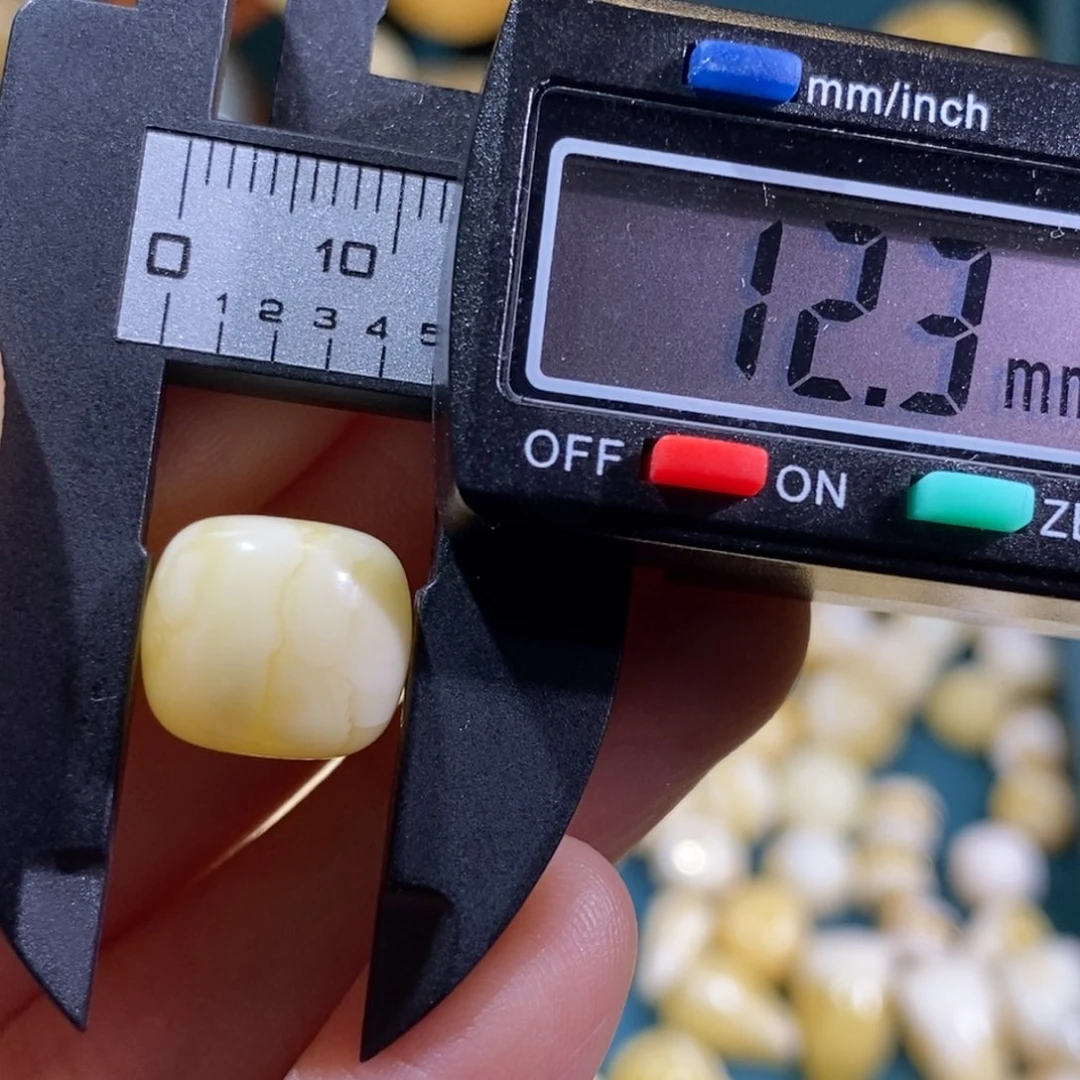 蜜蜡裸石未镶嵌配饰