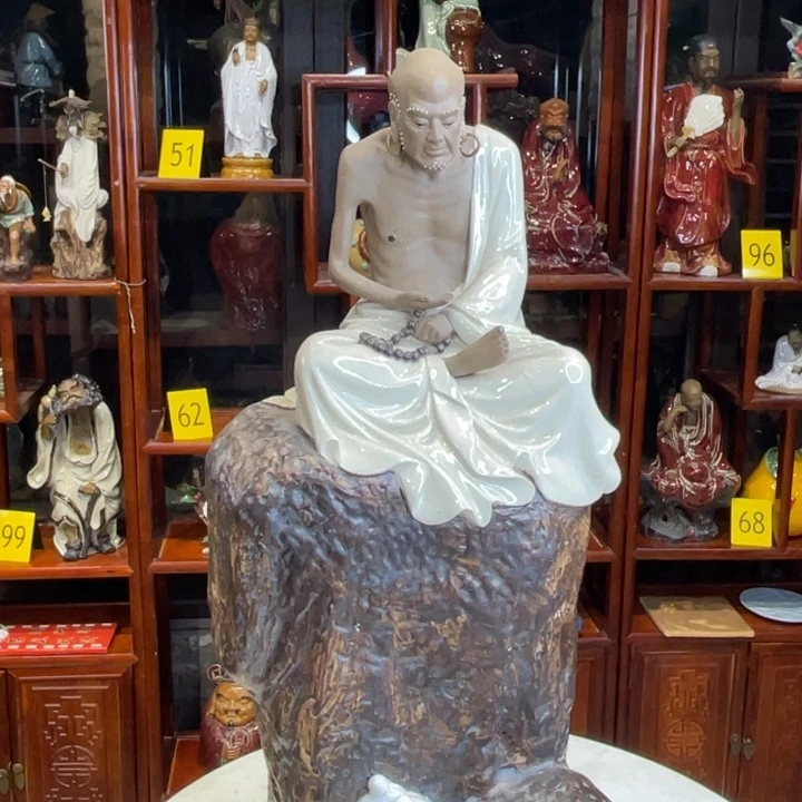 石湾公仔衬托盆景漂亮