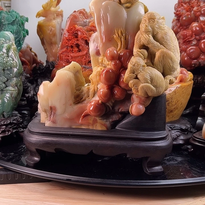 寿山石灵猴献桃摆件