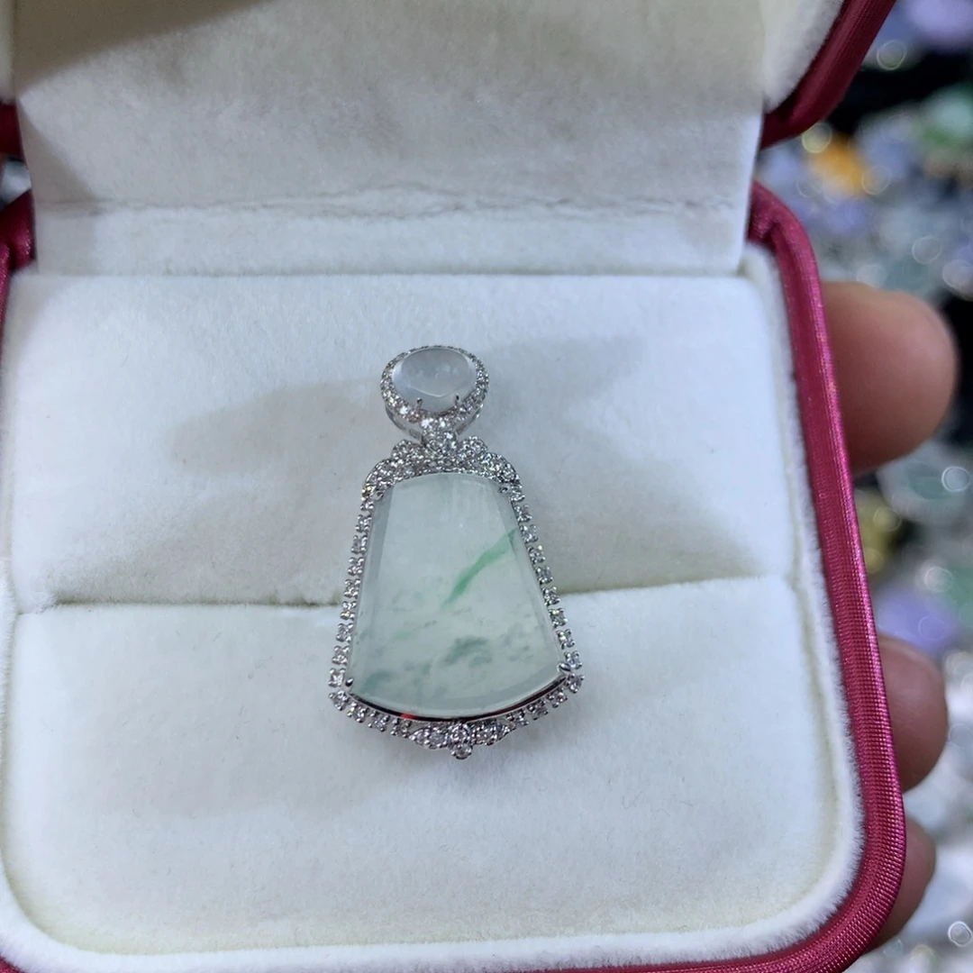 翡翠18K金镶嵌颈饰