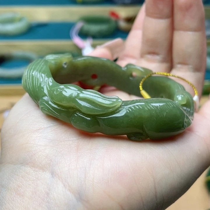 和田玉手镯56圈口。编号65未镶嵌