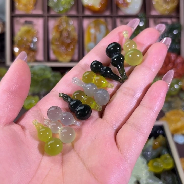 未镶嵌蛇纹石玉颈饰我***岁