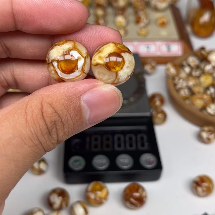 枫***未镶嵌琥珀裸石18号