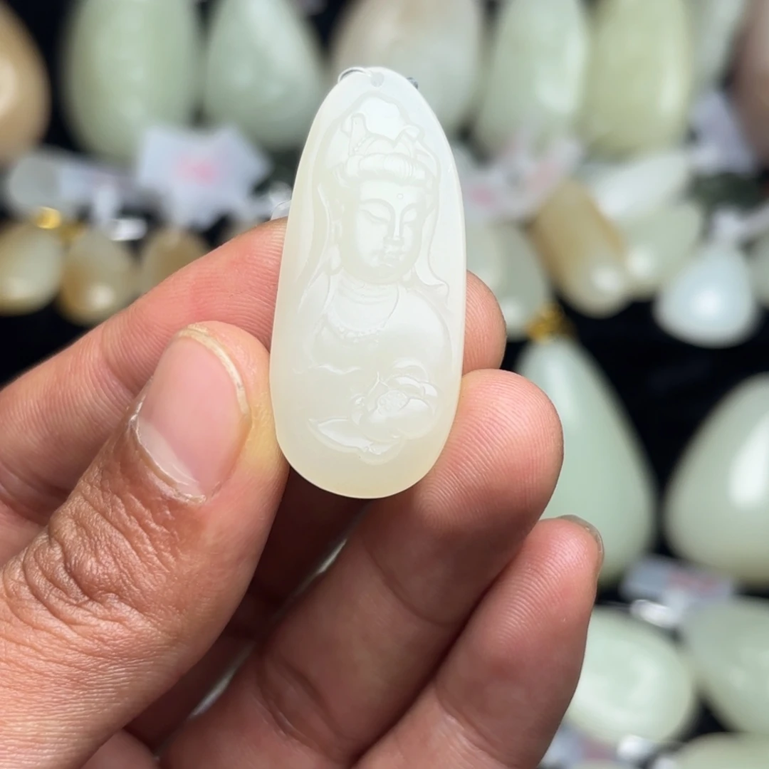 林***师和田玉未镶嵌颈饰