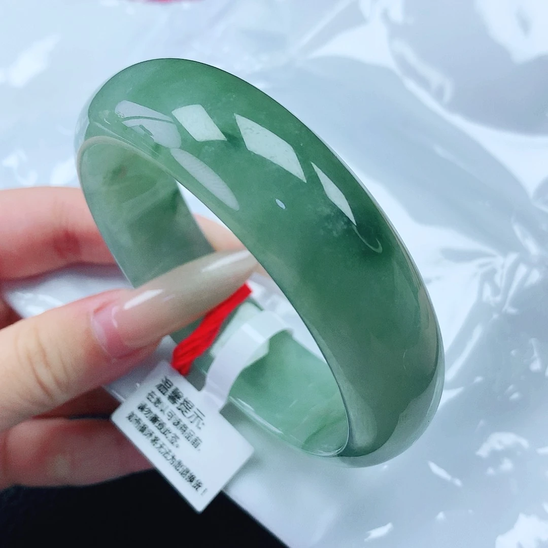 翡翠手镯未镶嵌59轮胎