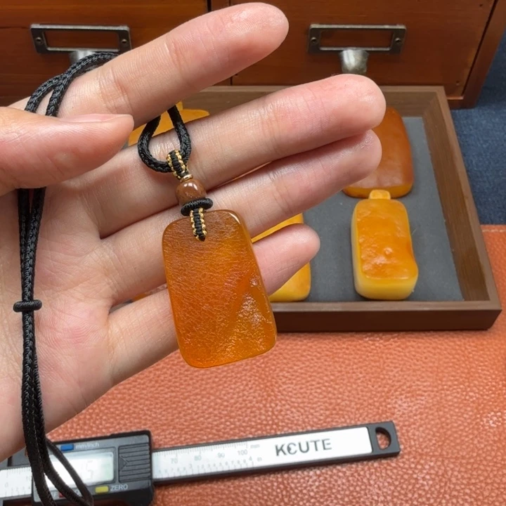 蜜蜡未镶嵌吊坠(赠链)