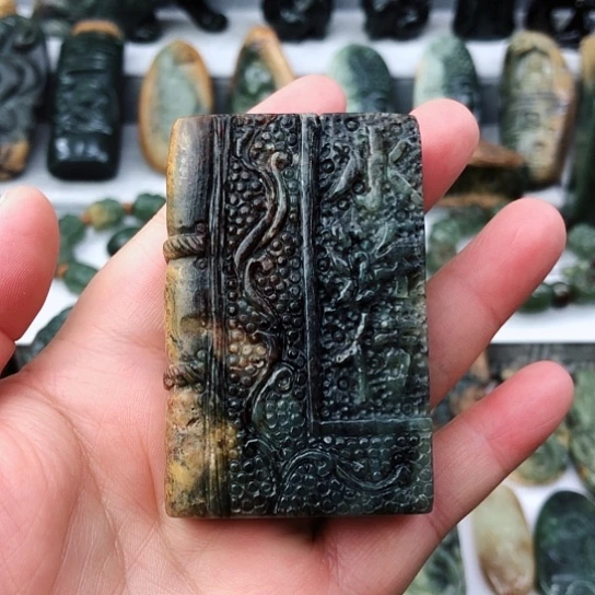 未镶嵌岫岩河磨玉（透闪石质玉）把件