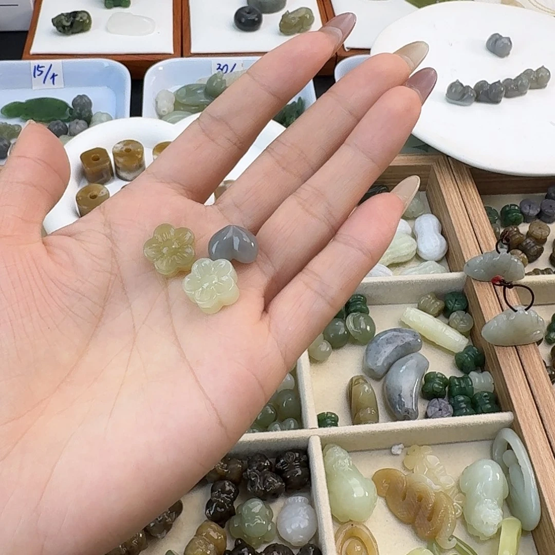 轩***宝颈饰未镶嵌和田玉