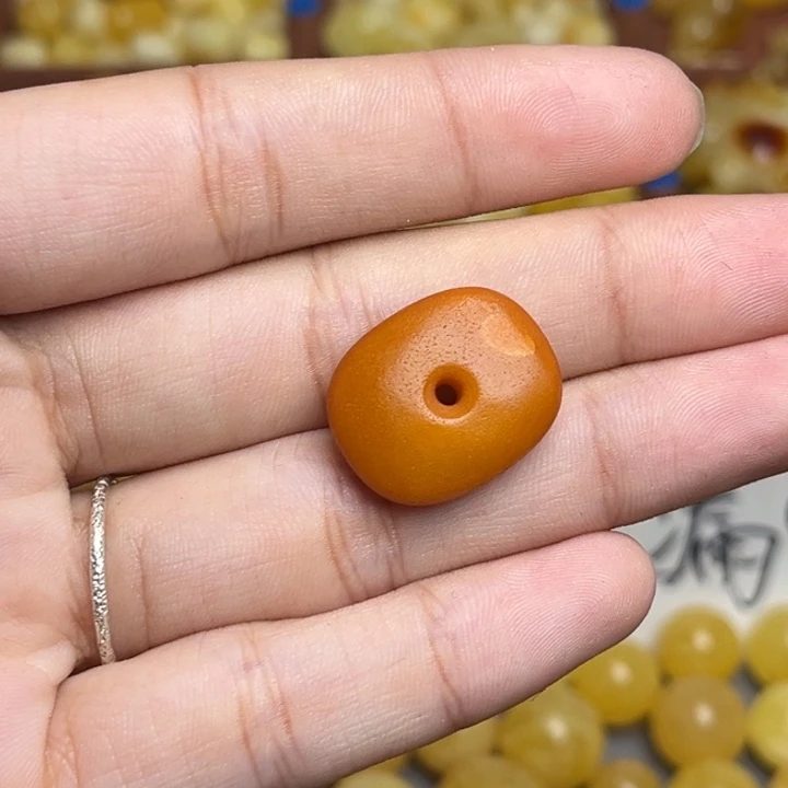 蜜蜡未镶嵌珠宝奇石鸡油红满蜡妖花藏扣一个 微微瑕