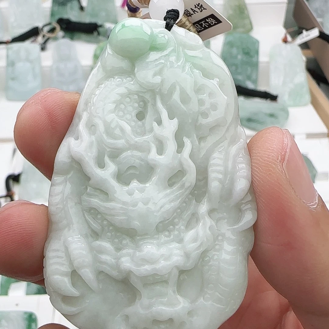 含***癫翡翠未镶嵌颈饰翡翠