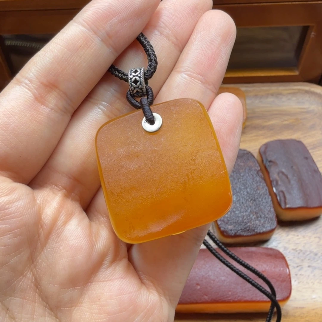 琥珀吊坠(赠链)未镶嵌