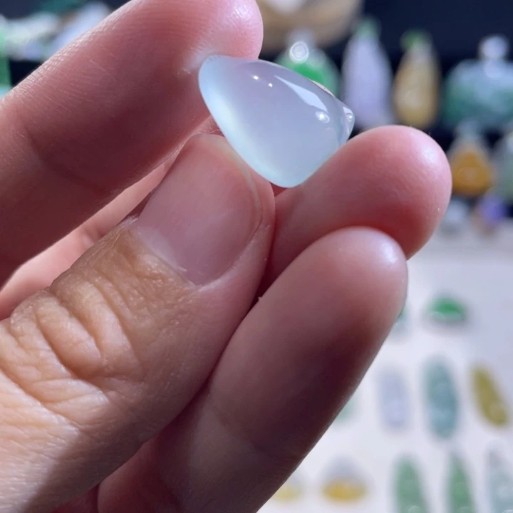 翡翠未镶嵌颈饰随行