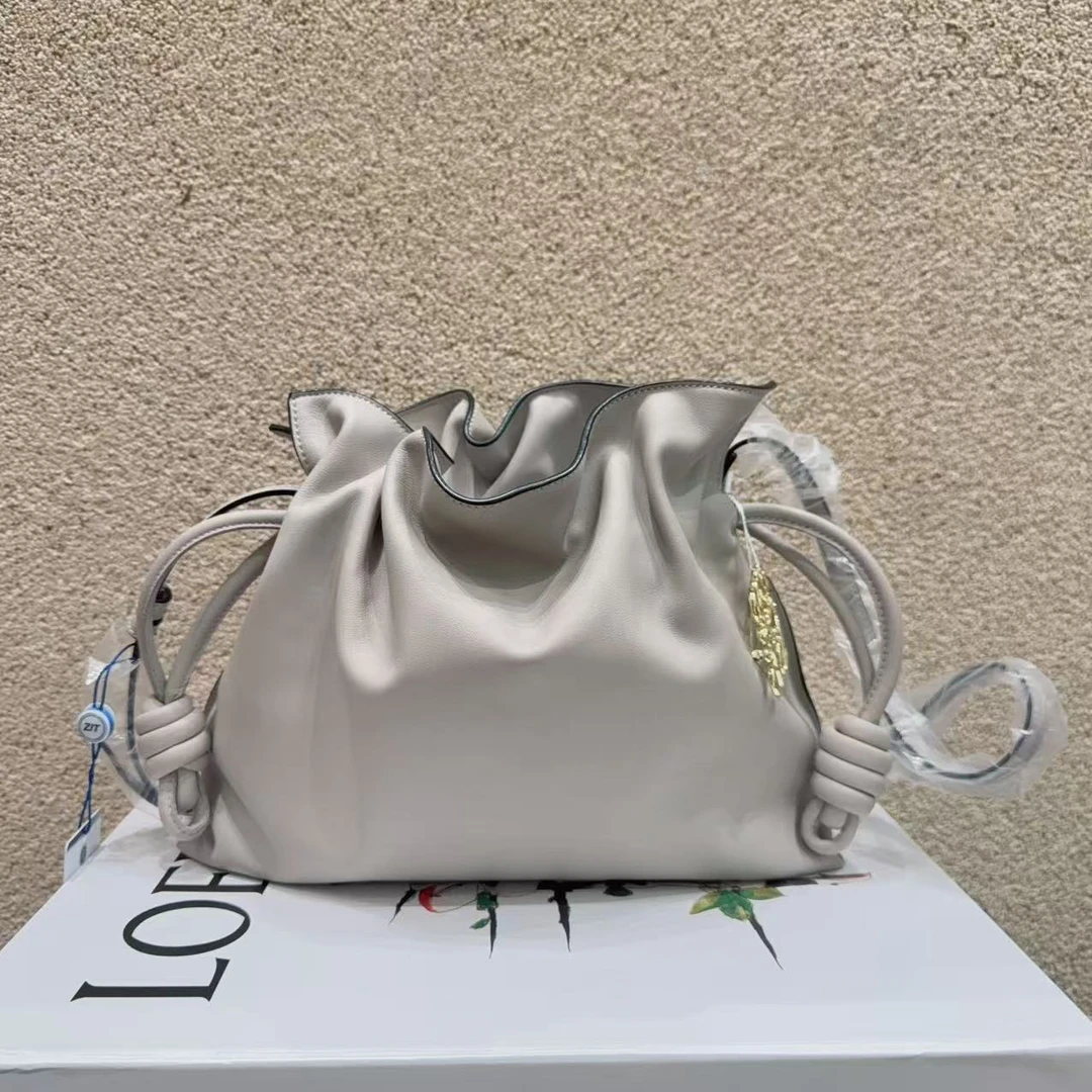 未使用 LOEWE/罗意威 Flamenco灰色福袋束口水桶单肩斜挎包！