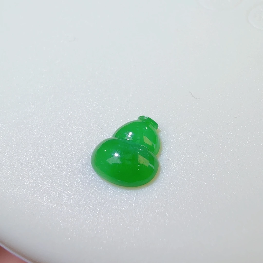 翡翠裸石满绿葫芦