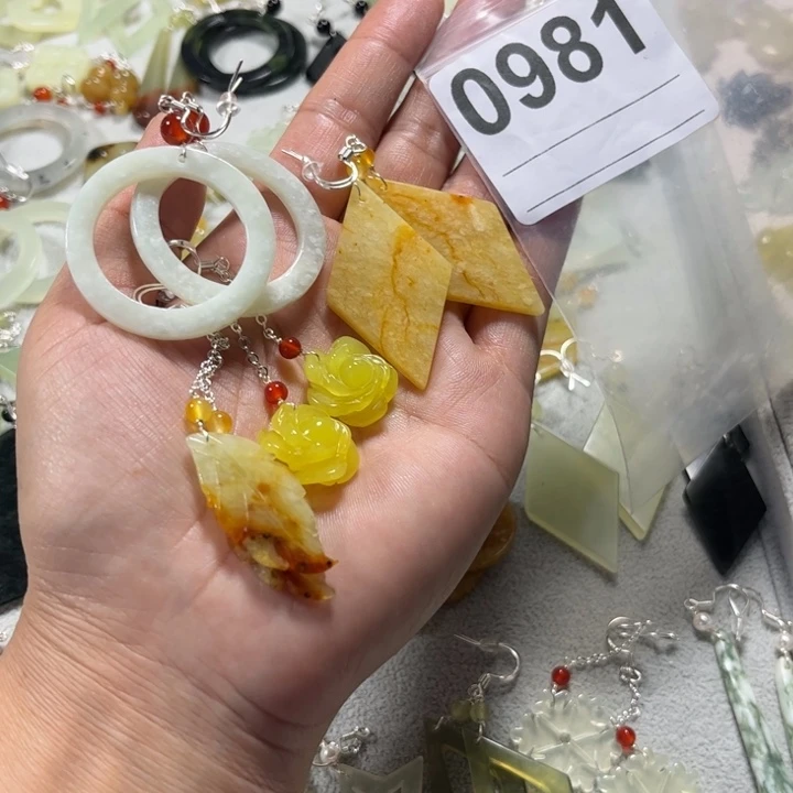 燕***啦蛇纹石玉合金耳饰