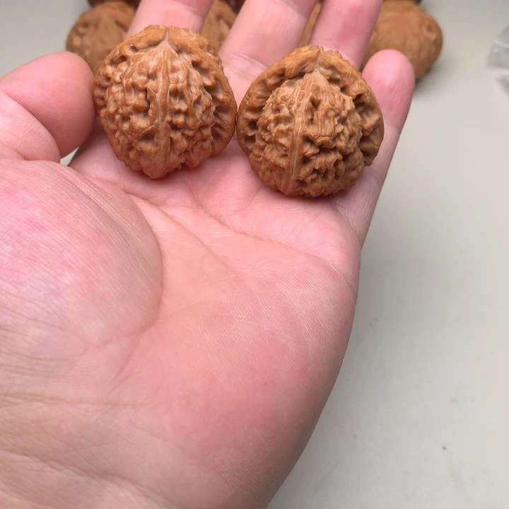 文玩核桃吊坠三角白40