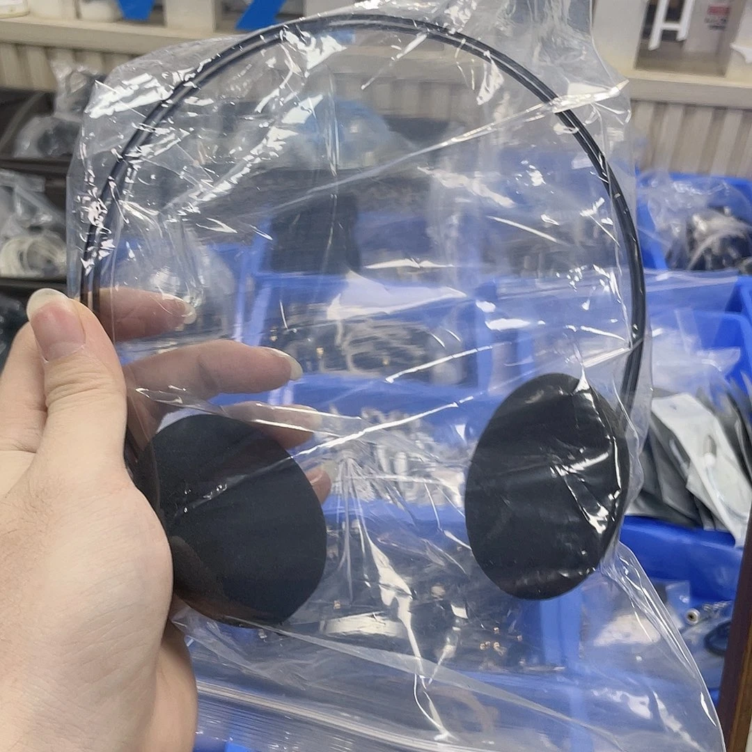 黑色头戴复古耳机