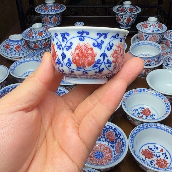 青花釉里红卢氏杯缩釉瑕