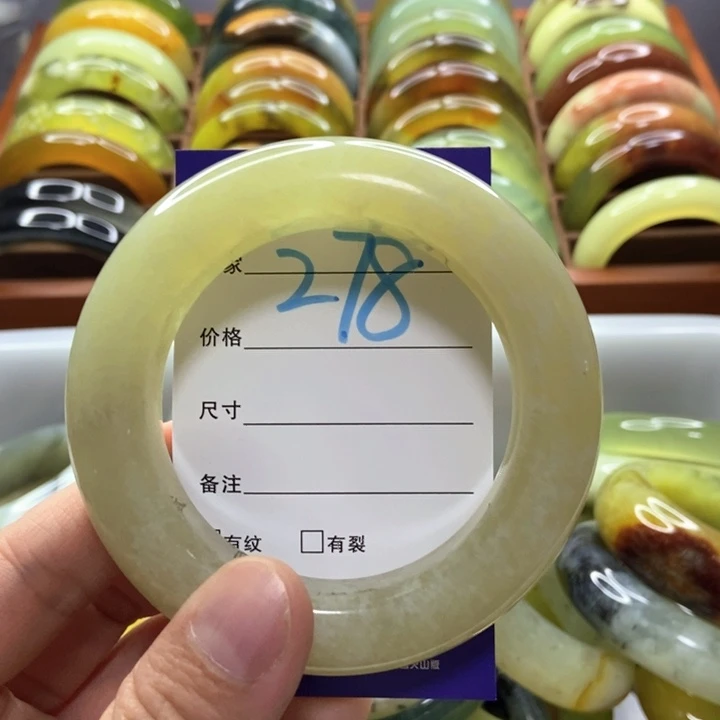 吴***姐未镶嵌蛇纹石玉手镯