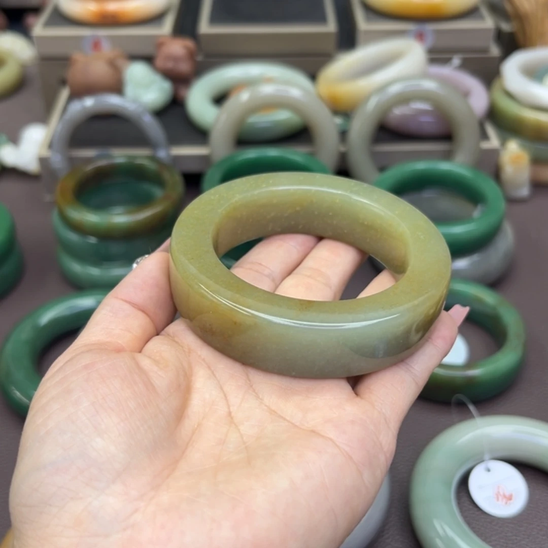 石英质玉手镯未镶嵌贝****体